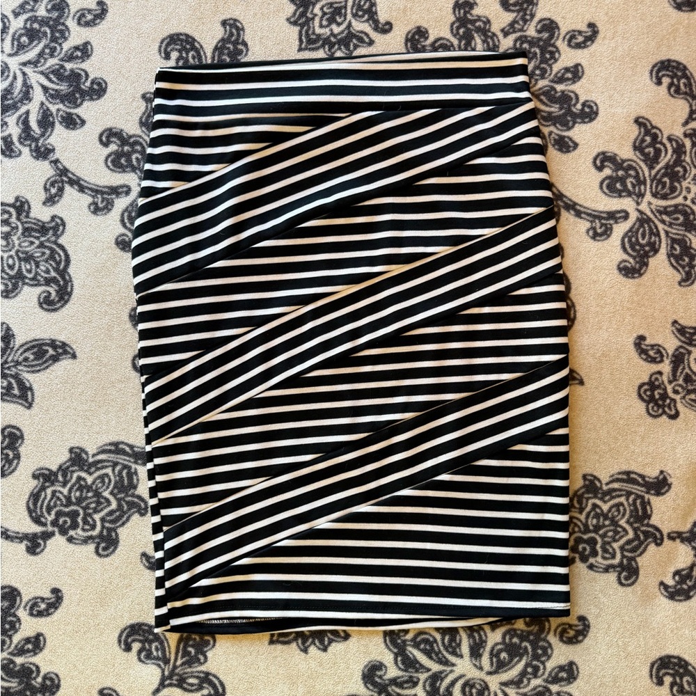 Dots Black & White Striped Pencil Skirt